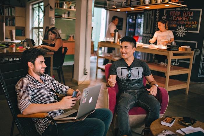 bir gençlik yurdunda veya airbnb'de kalmak, avustralya'ya seyahatinizi kolay ve etkili bir şekilde nasıl organize edersiniz
