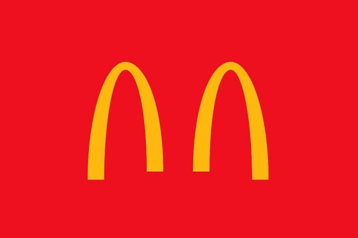 „Mc Donald's“ pradėjo keisti logotipą, kad atitiktų dabartinę socialinio atsiribojimo situaciją