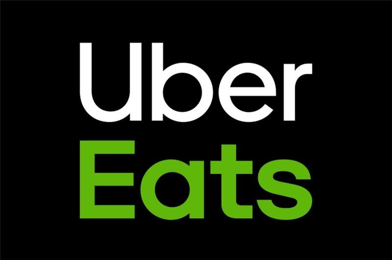 Logotip Uber Eats, ki bo to poletje začel s prvo dostavo hrane z brezpilotnimi letali na nebu San Diega