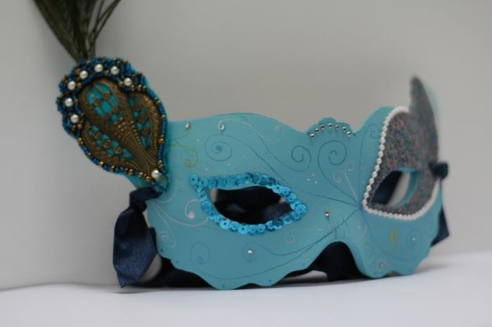 venedik karnaval maskesi, turkuaz boya ve beyaz inci ve metalik süslemelerde dekoratif aksesuar ile kendin yap projesi