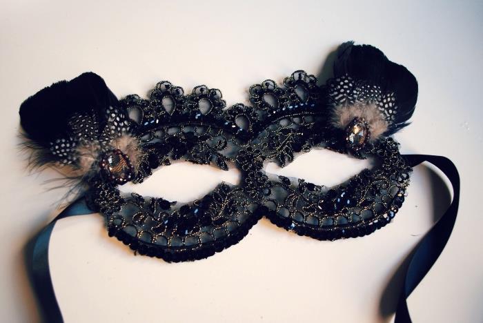 maske balo maskesi, siyah taraklı dantel ve küçük siyah tüylerden el yapımı maske modeli