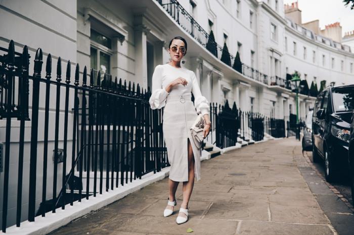 Londra'da şık beyaz kadın kıyafeti giydirmek için kadınlar için mükemmel klas gece kıyafeti