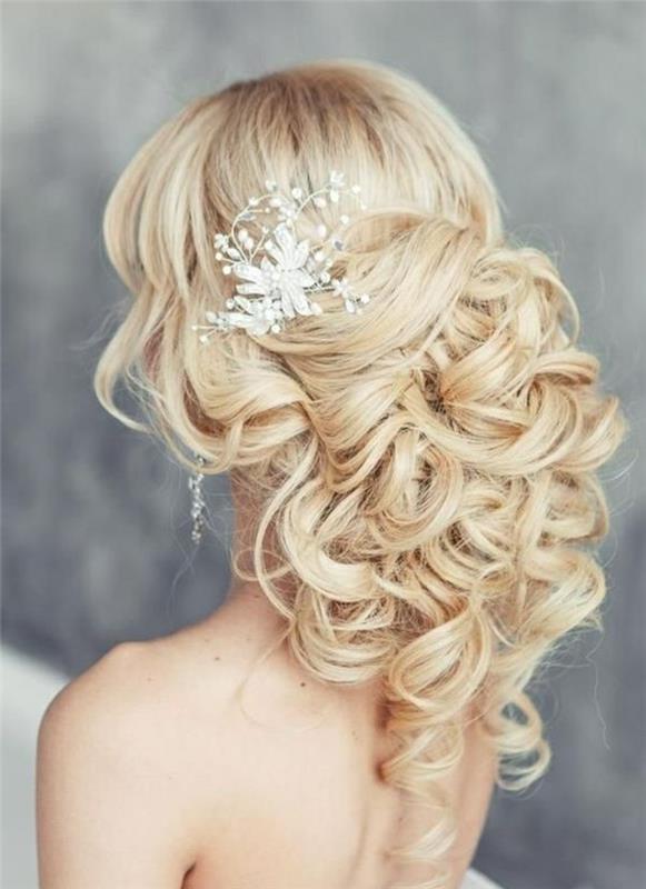 blond valoviti lasje, cvetlični pripomoček za lase, pričeske za maturantski ples navzdol, v nizki neurejeni updo, sivo ozadje