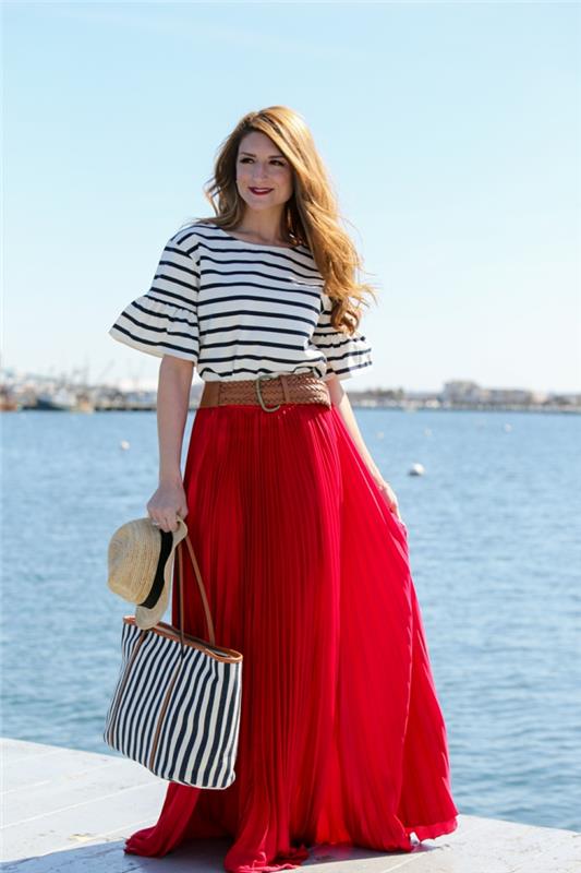jūreivio marškinėliai ir ilgas raudonas sijonas, dryžuotas krepšys, vasaros skrybėlė, rudas diržas