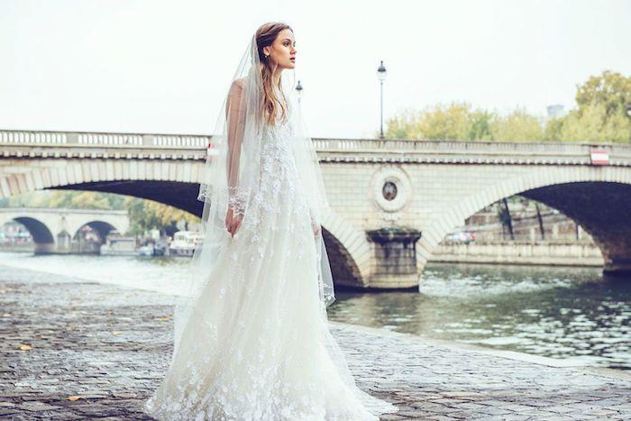 Ženska lepotna poročna obleka preprosta in elegantna čipkasta poročna obleka bela čudovita obleka fotografija v Parizu