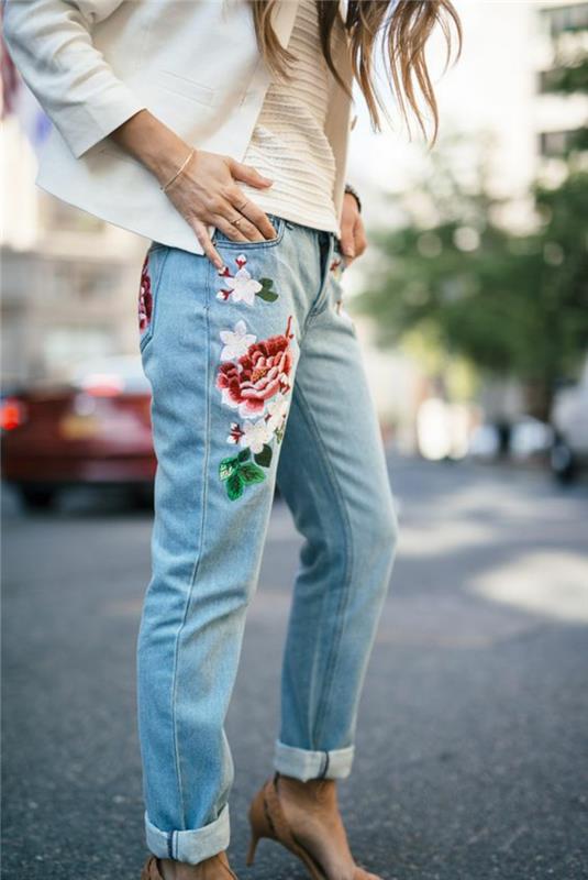 80 -ųjų mados šviesūs džinsiniai džinsai su gėlių siuvinėjimais dešinėje priekinėje ir galinėje kišenėse