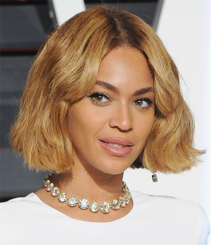 Acconciatura caschetto corto donna, Beyonce con un taglio pari di colore biondo