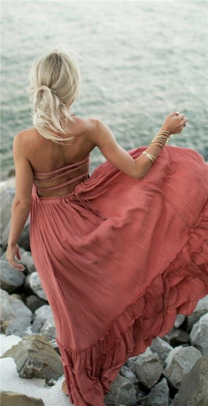 boemski videz, dolga roza obleka, slog na plaži
