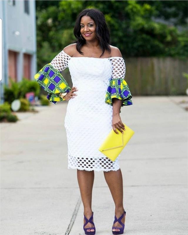 prašmatnus ir modernus afrikietiškas drabužis, balta nėrinių efekto suknelė su platėjančiomis rankovėmis iš geltono, žalio ir mėlyno vaško audinio