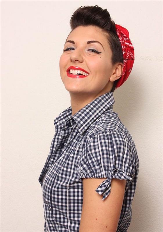 akşam yemeği garsonu ekose gömlek ve saç ve muz toplanmış rockabilly saç modeli kırmızı bandana ile tarzı görünüm pin