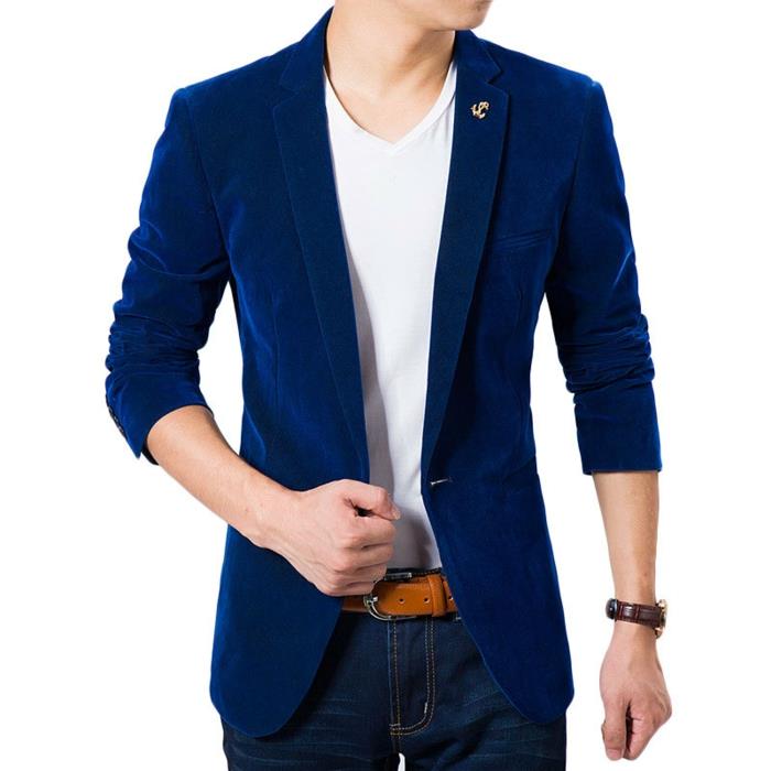 koyu mavi takım elbise, erkek ceketi, küçük V yakalı beyaz tişört üst, açık kot kot pantolon, hardal rengi kemer, ceket kolları kıvrılmış
