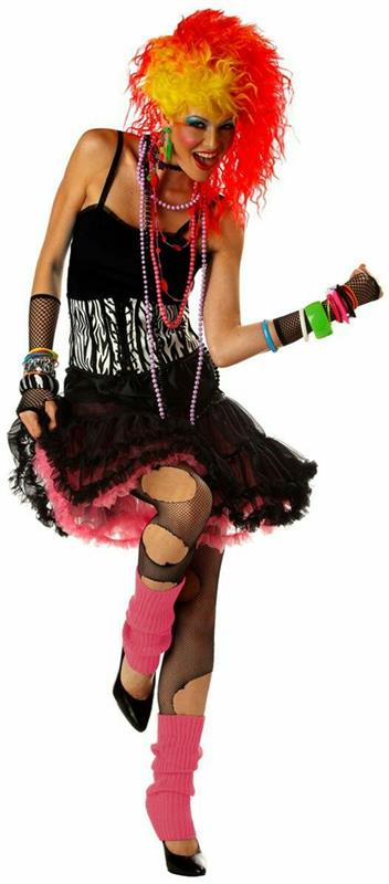 Devintojo dešimtmečio mados moteriai būdinga diskotekos ir roko eros išvaizda suplėšytos juodos pėdkelnės ir liepsnos spalvos plaukai