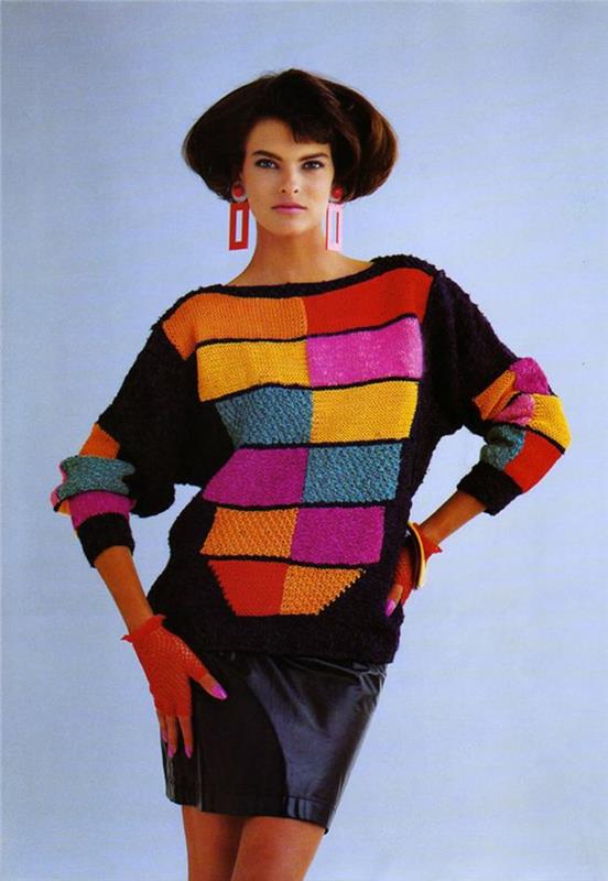 80 -ųjų mados 80 -ųjų pločio megztinis su šikšnosparnių rankovėmis ir mini sijonu iš juodos dirbtinės odos