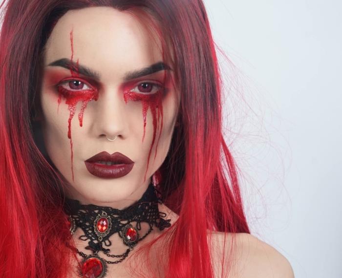 kanlı ve bordo rujlu gotik bir iblis makyajı, kırmızı hale efektli makyaj