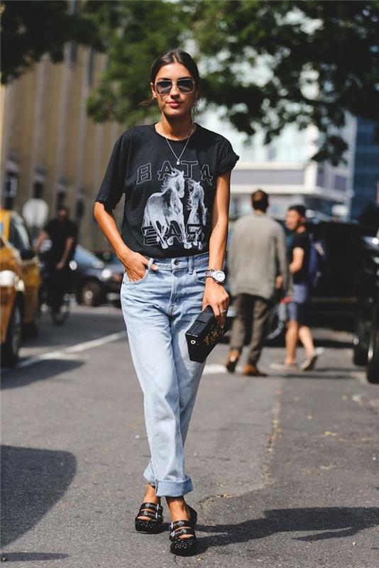 mados tendencijos, šviesių džinsų pora su juodais marškinėliais, sidabrinio laikrodžio modelio moteris