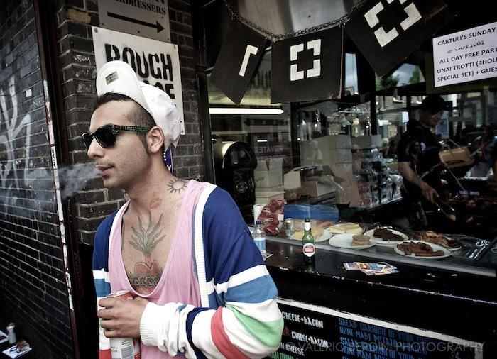 hipster look london poletne tetovaže kolesarska kapa fixie vintage jopica oblačila varčna trgovina rayban očala roza brezrokavnik