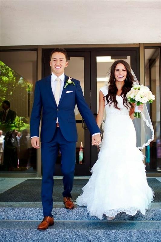 damat görünümü, koyu mavi takım elbise, karamel renginde ayakkabılar, kemer rengine uygun, beyaz çiçekle süslenmiş ilik, fildişi renginde kravat