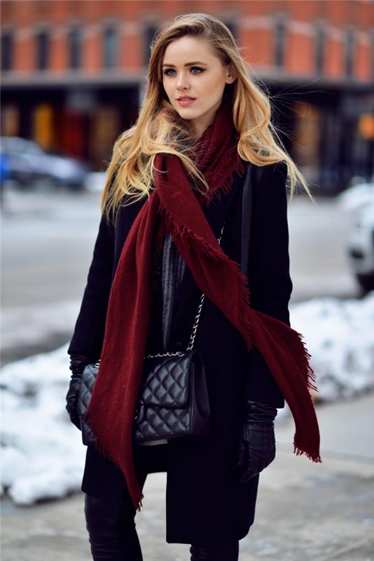 ideja modnih ženskih oblačil v bordo barvi, elegantna zimska vizija v črnem plašču in hlačah z bordo šalom