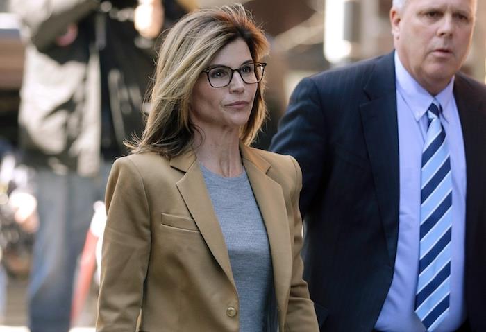 Lori Loughlin ir jos vyras Mossimo Giannulli dabar kaltinami pinigų plovimu