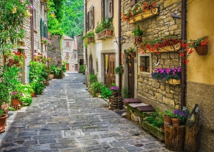 ITALIJA - 23. JUNIJ 2014: Tipična italijanska ulica v majhnem pokrajinskem mestu Toskana, Italija, Evropa