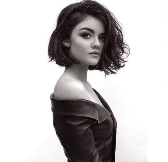 Lucy Hale, asimetrična kratka frizura, valovit bob, starinska pričeska in retro obleka, črno -bela fotografija