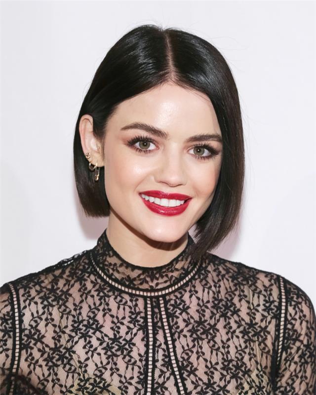 lucy hale kısa boylu aşağılanmış kadın koyu kahverengi saç kesmiş, kırmızı rujlu çekici makyaj