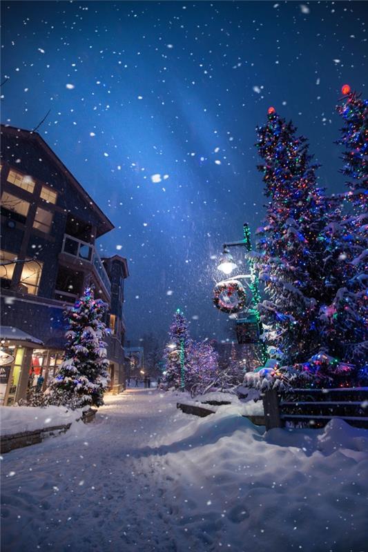 Noel resmi indirmek için ücretsiz, çelenkler ve ışıklar ile Noel partisi için dekore edilmiş bir köyde fotoğraf kar yağışı