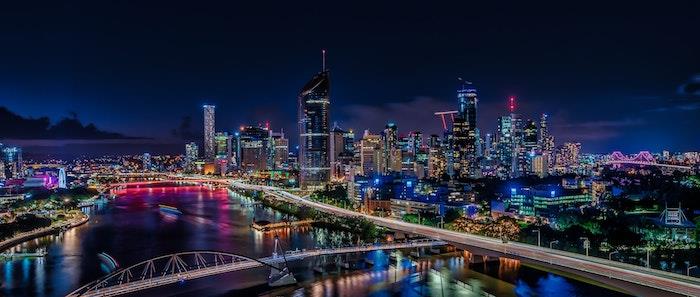Gökdelenlerle gece manzarası, gece ışıkları, en güzel fantezi manzarası, manzara fotoğrafı, dünyamızın büyüsü