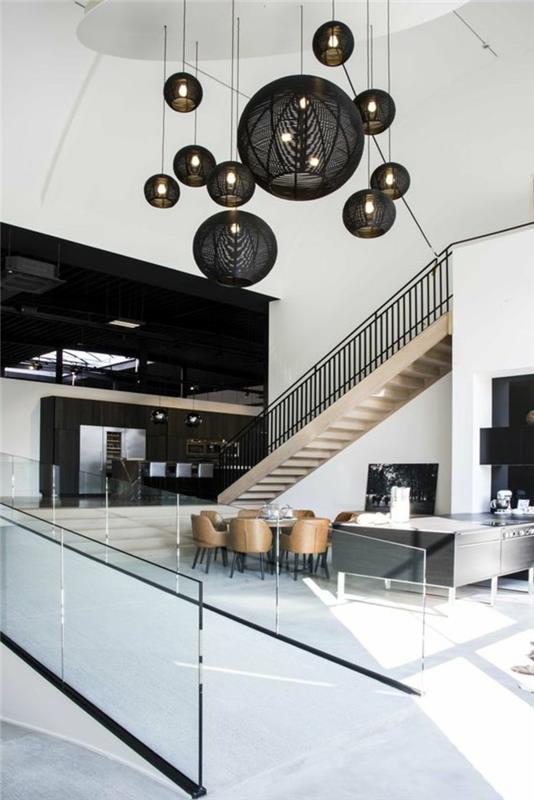 dizaineris-apšvietimas-pigus-rotango-juodas-mansardos stiliaus namas-baltas ir juodas