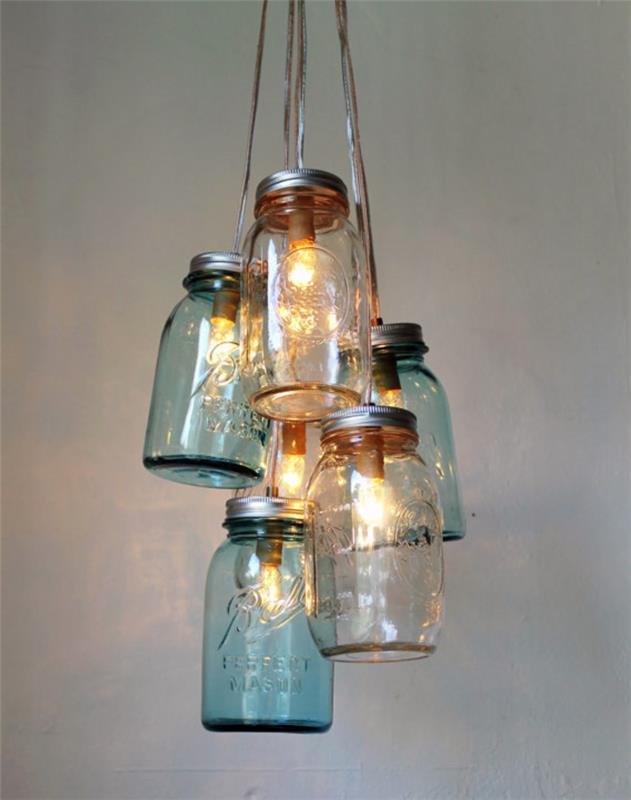 naminis apšvietimas perdirbtuose senoviniuose stikliniuose indeliuose kartu su regeneruota spirito pakabinama šviesa