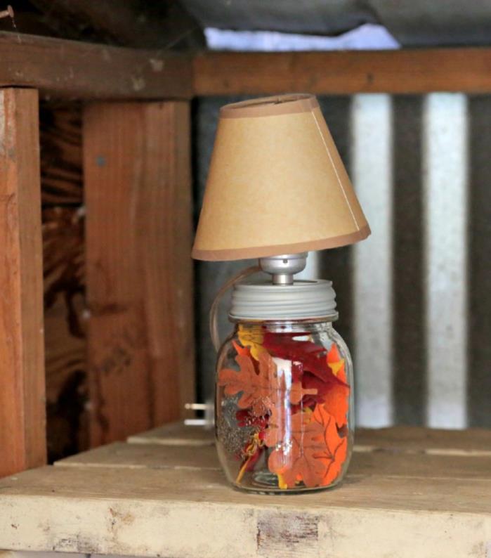 originali rudens pasidaryk pats idėja su puikiu stiklainiu, paverstu gražia naktine lempa, papuošta veltiniais rudens lapais