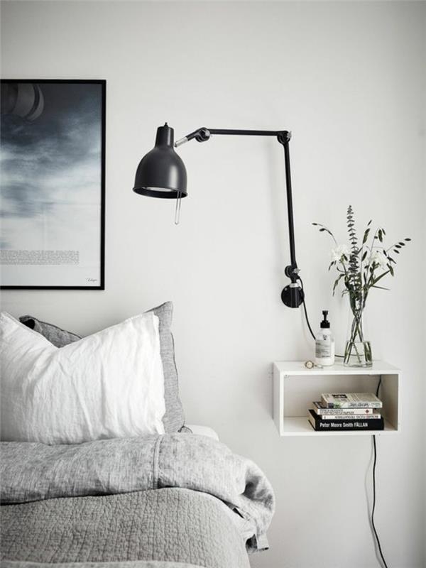 yatağın etrafında fonksiyonel ve minimalist dekorasyon, kollu asma duvar lambası, ayarlanabilir endüstriyel ışık