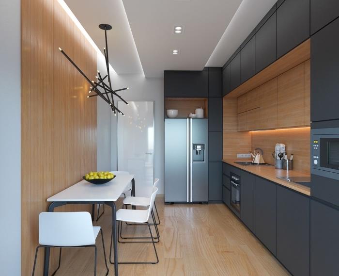 ahşap ve siyahta küçük bir mutfağın nasıl düzenleneceğine dair fikir, beyaz boya ve duvar panelleriyle duvar dekorasyonu örneği