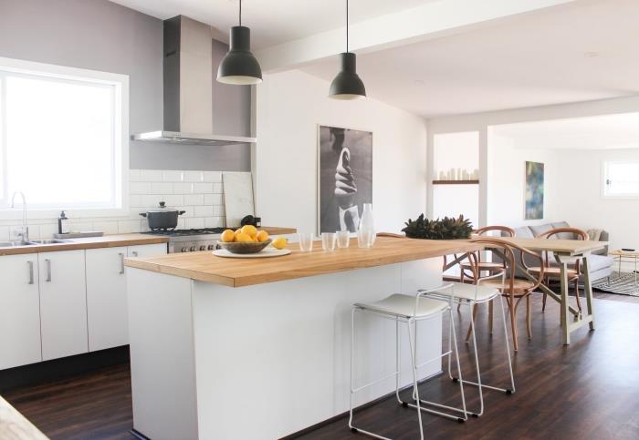 modern beyaz ve gri bir mutfakta hangi renkleri birleştirecek, beyaz kiremitli sıçramalı bir mutfak örneği
