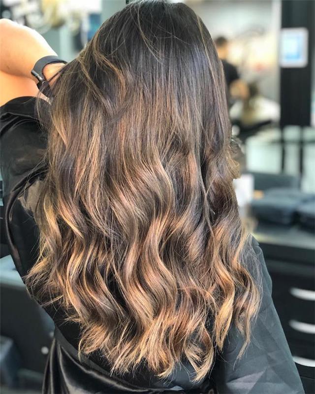 Balayage blondinė ant brunetės, vidutinio ilgio kirpimas, moterų kirpimas 2020 m