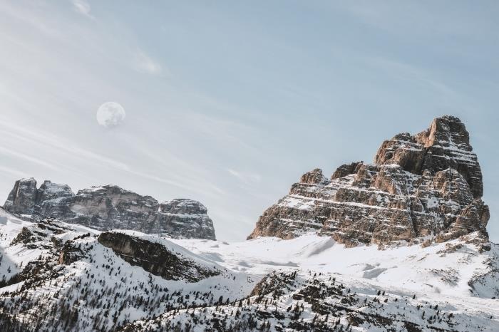 kışın dağlarda doğa fotoğrafı, masaüstü duvar kağıdı için ücretsiz resim, ay ve dağlarla kış duvar kağıdı fikri