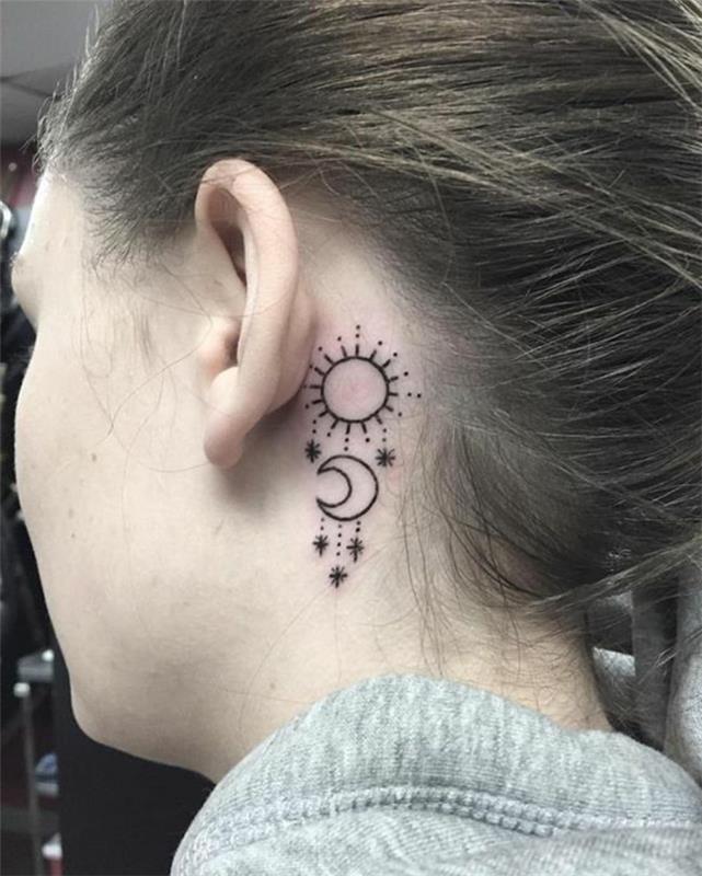 mėnulio tatuiruotė, saulė ir mėnulis su žvaigždėmis, simbolinė tatuiruotė už ausies