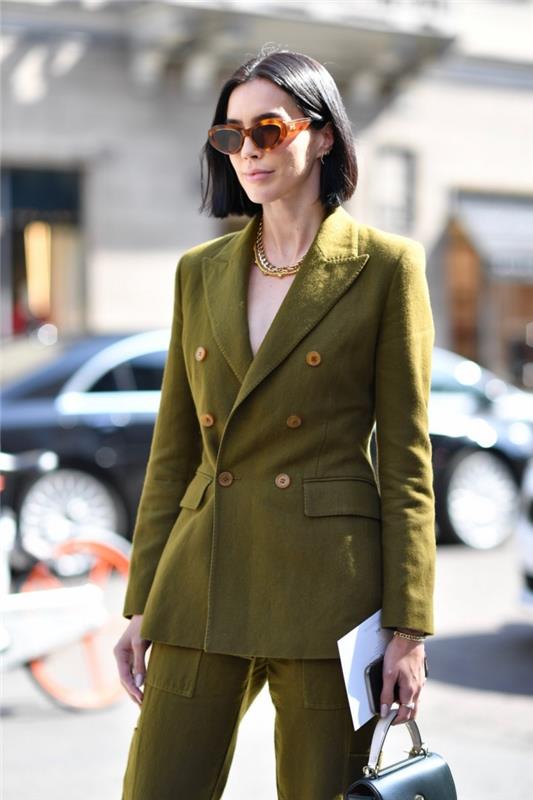 şık kadın için yeşil takım elbise modeli, altın mücevherlerle yeşil bir kadın pantolonu nasıl giyilir fikri