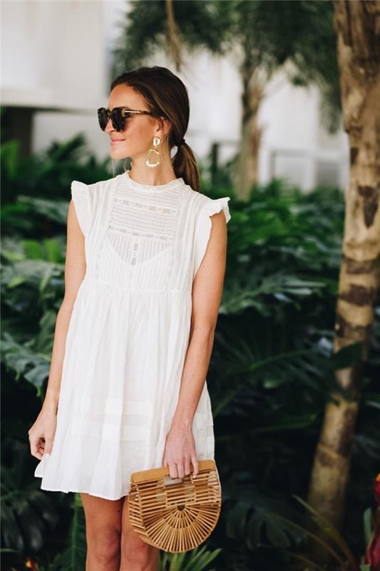 trendy orta-yuvarlak bambu ahşap çanta modeli, yüksek yakalı kısa beyaz yazlık elbise fikri