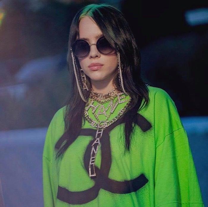 „Billie Eilish“ moderni šukuosena su žaliomis šaknimis
