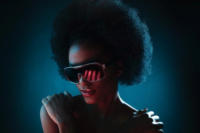 sončna očala trend ženski dodatek modna pričeska kovrčavi lasje volumen dodatki ostriženi kratki lasje ženska
