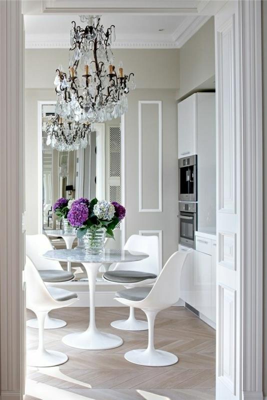 baročni-kristalni-lestenec-miza iz tulipanov-v-beli-plastiki-parket-stena-beli-stoli