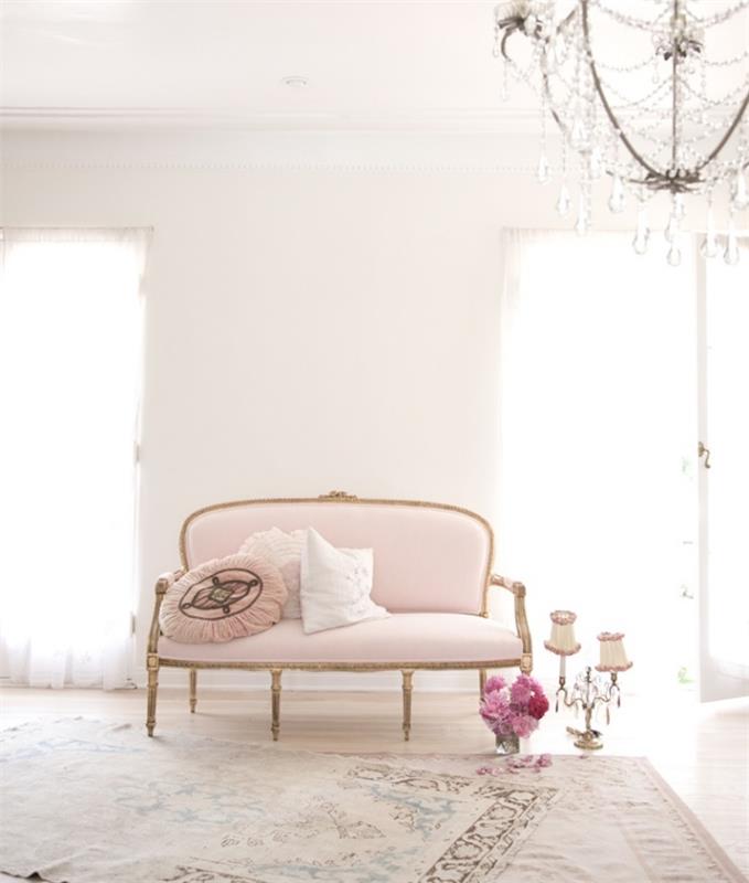 retro elegantiško dekoro idėja gyvenamajame kambaryje su baltomis sienomis ir šviesiu parketu su pastelinės rožinės ir auksinės spalvos sofa