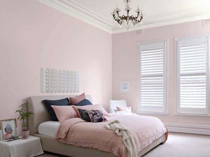 modern yatak odası boya fikirleri beyaz tavan ve çimento efektli zemin ile pastel pembe duvarlar, pembe yetişkin yatak odası renkleri