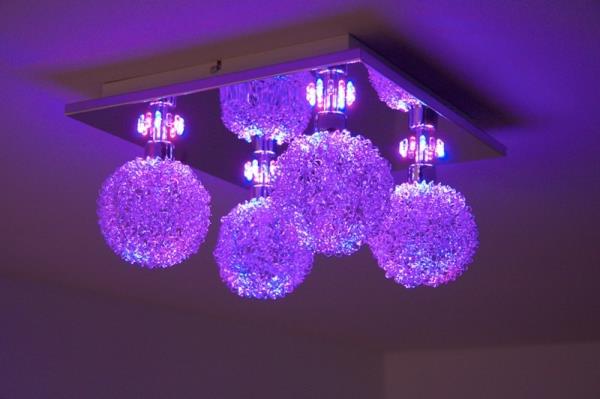 LED-lestenec-s-svetlečimi globusi