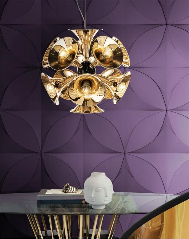 elegantiškas ir modernus dekoras su itin violetinės spalvos grafiniais tapetais kartu su auksine liustra ir stiklo bei aukso stalu