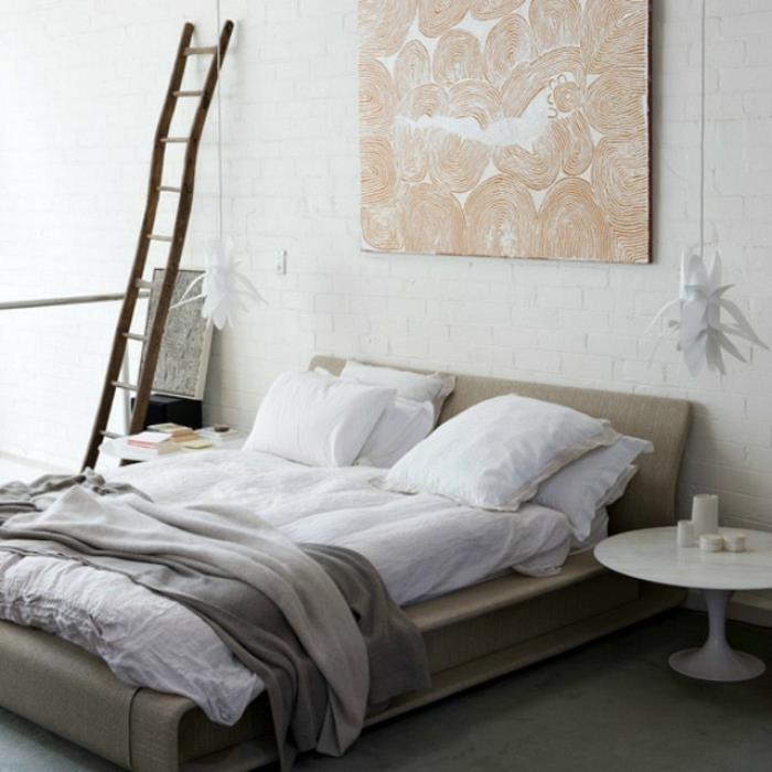 bir çiçeği andıran beklenmedik bir tasarıma sahip bir sarkıt lamba, tuğla duvarlı modern yatak odası