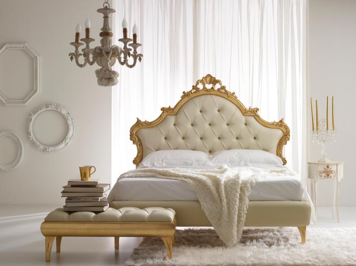 bej bir yatak ve metalik cilalı mobilyalar ile yetişkin odasında barok tarzı, eski fotoğraf çerçeveleri ile beyaz duvarların dekorasyonu