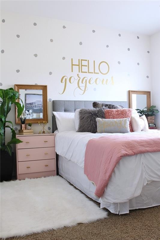 prabangus paauglių mergaičių miegamojo spintelė prie pastelinės rožinės aukso spalvos paveikslo rėmo sienos lipdukai pilki taškeliai baltas purus kilimas