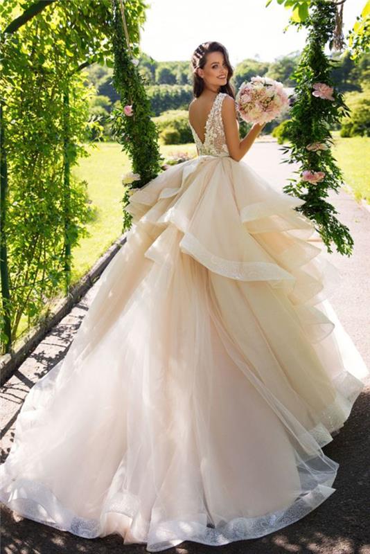 Okrogli poročni šopek iz peonij in vrtnic, poročna obleka za punčko, poročna obleka princesa z vlakom in tančico